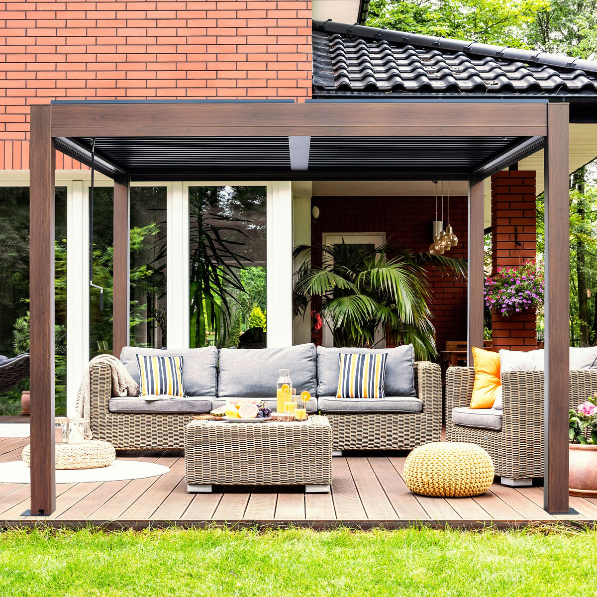 Pergola autoportante en aluminium 10x10 Kaslo, finition bois - Avec rails en aluminium